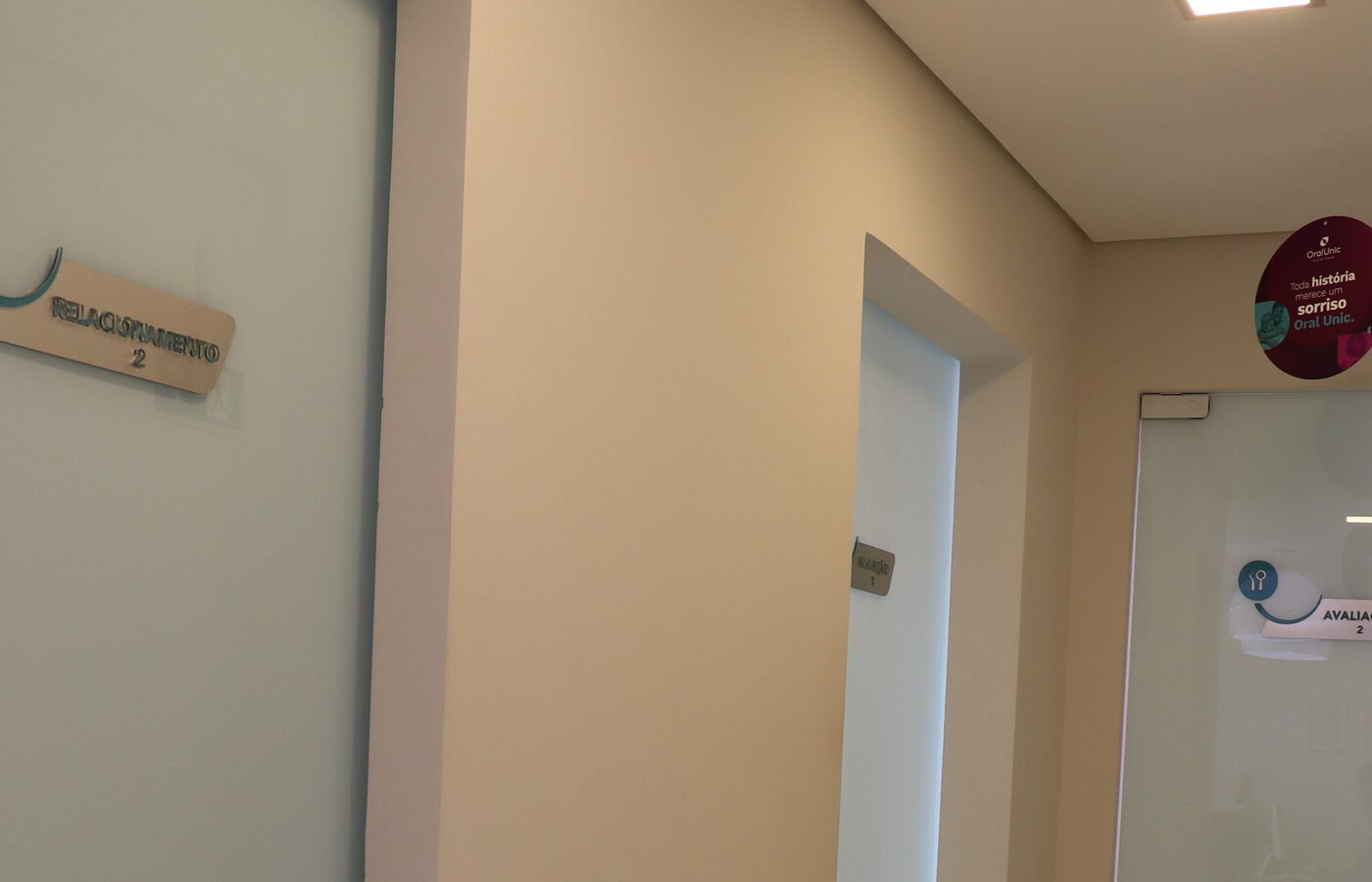 Corredor com as salas de atendimento da Oral Unic Petrolina