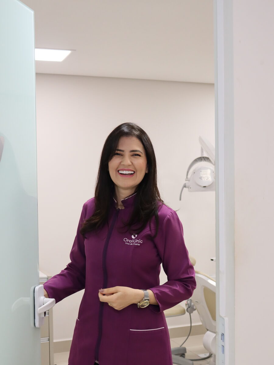 Dra. Denise Galdêncio, especialista em próteses, CRO-PE 17792, proprietária da Oral Unic Petrolina